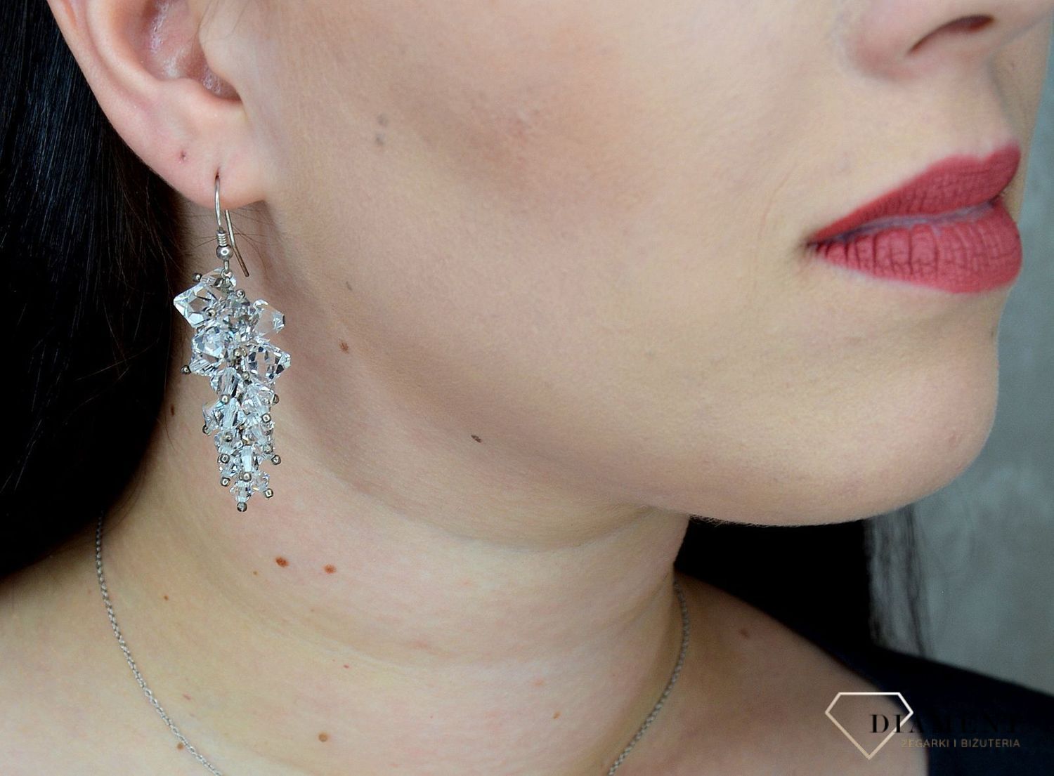 Kolczyki srebrne wiszące z kryształami Swarovskiego KR 2 384.jpg